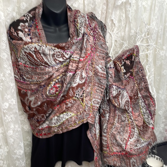 Reversible Pashmina Brown & Pink. And Other Side is Grey & Brown. Beautiful 💕 - Picture 5 of 8